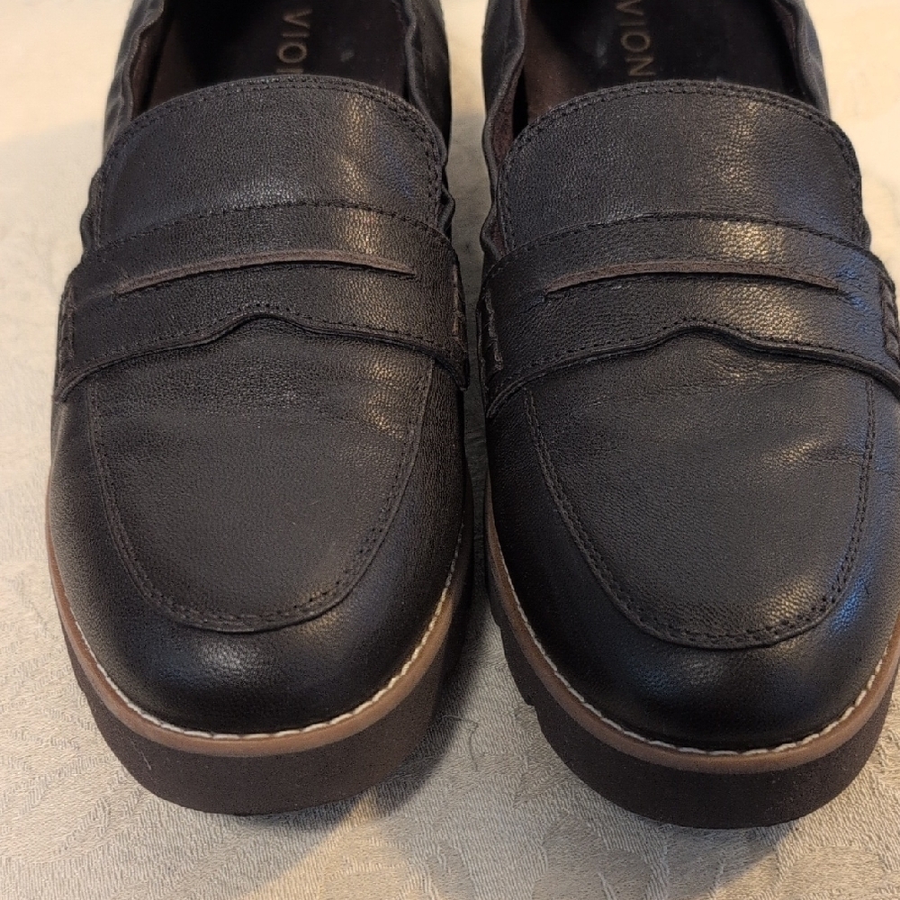 Vionic Women’s Classic Brown Loafers. - Picture 9 of 10